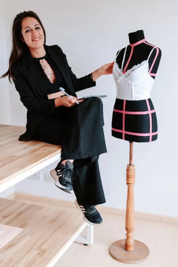 Barbie en su estudio de diseño textil, fundadora de Crear Te Crea
