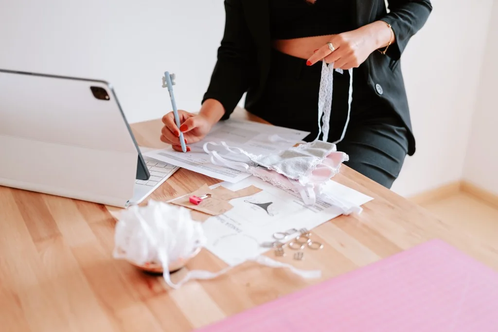 Barby en su taller trabajando patrones y piezas de lencería para emprender