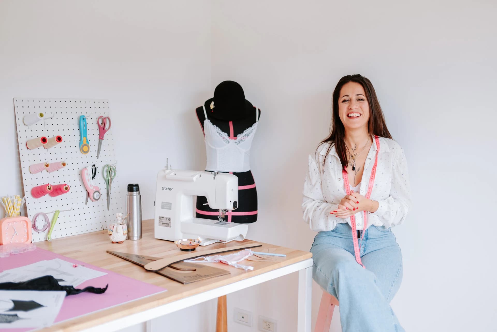 Barby en su taller de Crear Te Crea, trabajando patrones de lencería sobre papel kraft
