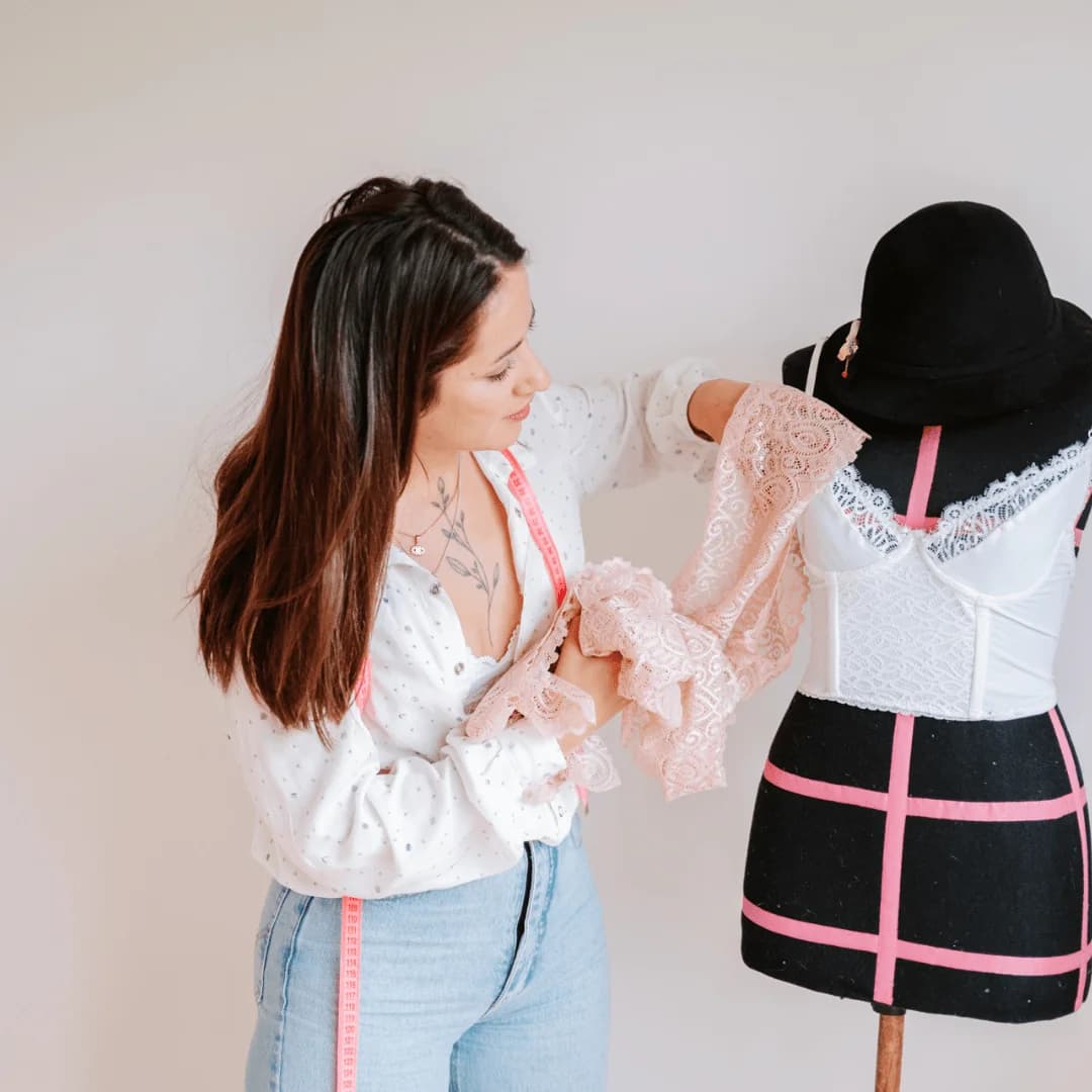 Barby en Crear Te Crea, enseñando lencería con terapia textil