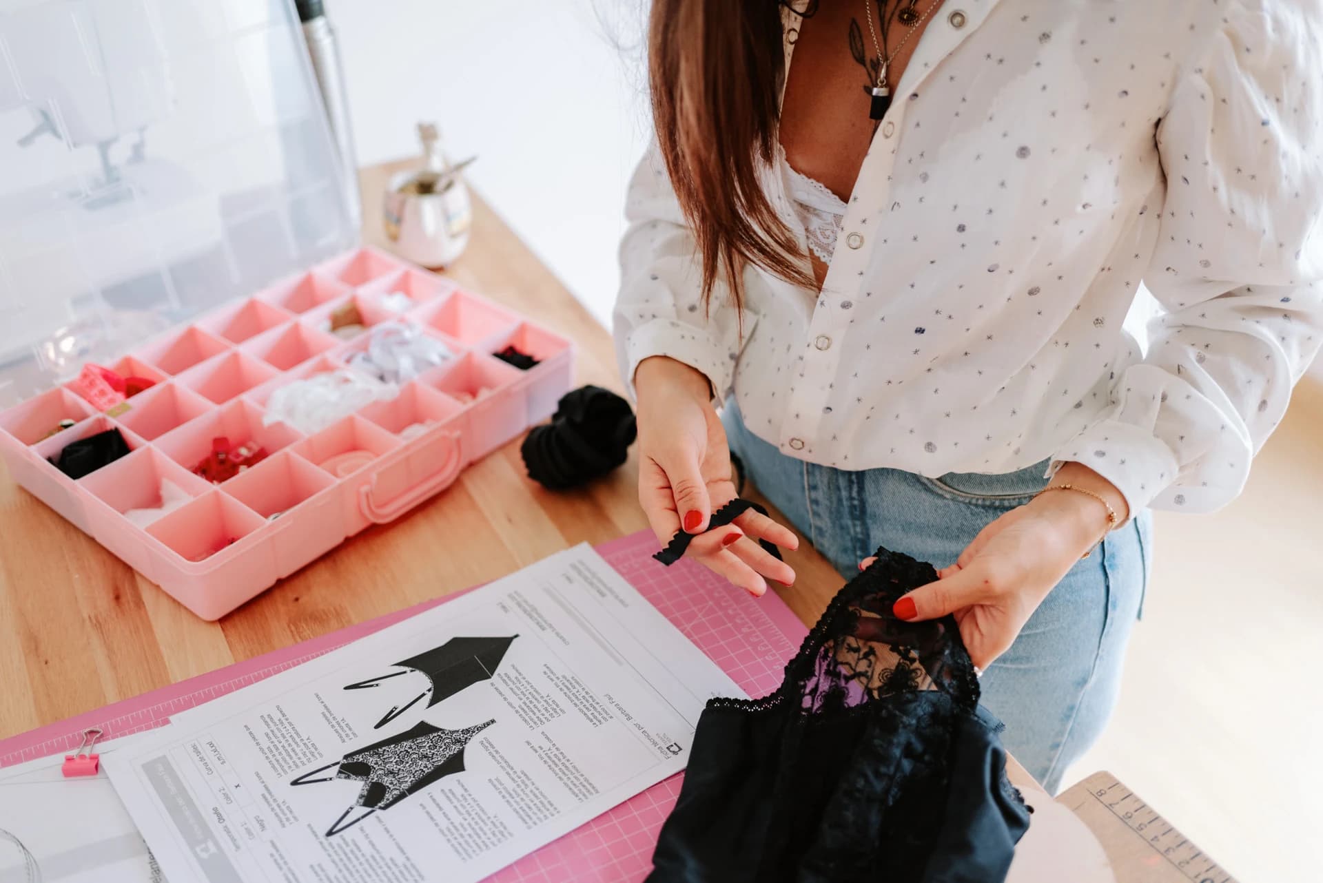 Barby, instructora de Crear Te Crea, en su taller de costura